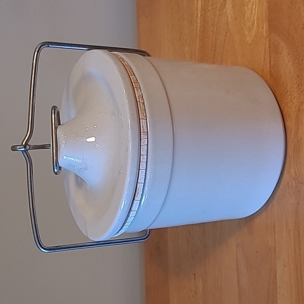 VINTAGE Cylindrical Stoneware Cheese Crock with Lid and Metal Wire Bail Closure - Picture 4 of 17